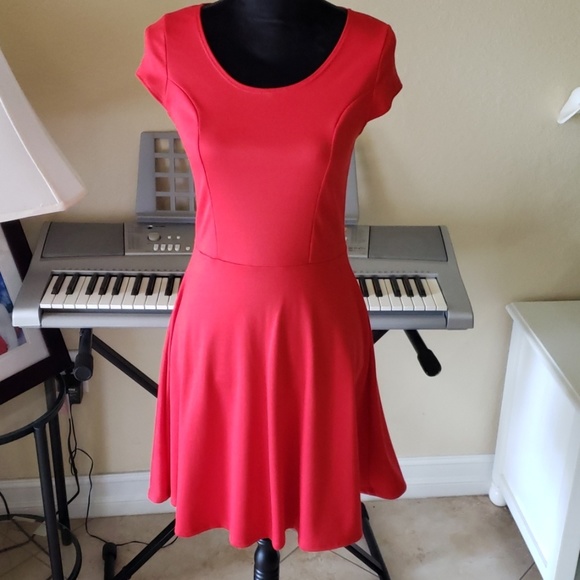 Vibe red dress - Picture 2 of 5